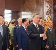 LÃNH ĐẠO ĐẢNG, NHÀ NƯỚC VÀ  LÃNH ĐẠO THÀNH PHỐ HỒ CHÍ MINH DÂNG HOA, DÂNG HƯƠNG  CHỦ TỊCH TÔN ĐỨC THẮNG NHÂN KỶ NIỆM 50 NĂM  NGÀY GIẢI PHÓNG MIỀN NAM, THỐNG NHẤT ĐẤT NƯỚC (30/4/1975 – 30/4/2025)