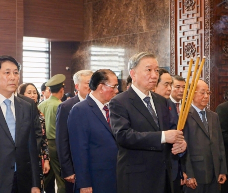 LÃNH ĐẠO ĐẢNG, NHÀ NƯỚC VÀ  LÃNH ĐẠO THÀNH PHỐ HỒ CHÍ MINH DÂNG HOA, DÂNG HƯƠNG  CHỦ TỊCH TÔN ĐỨC THẮNG NHÂN KỶ NIỆM 50 NĂM  NGÀY GIẢI PHÓNG MIỀN NAM, THỐNG NHẤT ĐẤT NƯỚC (30/4/1975 – 30/4/2025)