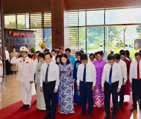 LÃNH ĐẠO THÀNH PHỐ HỒ CHÍ MINH  DÂNG HƯƠNG, DÂNG HOA CHỦ TỊCH TÔN ĐỨC THẮNG NHÂN KỶ NIỆM 51 NĂM NGÀY GIẢI PHÓNG MIỀN NAM,  THỐNG NHẤT ĐẤT NƯỚC (30/4/1975 - 30/4/2026)