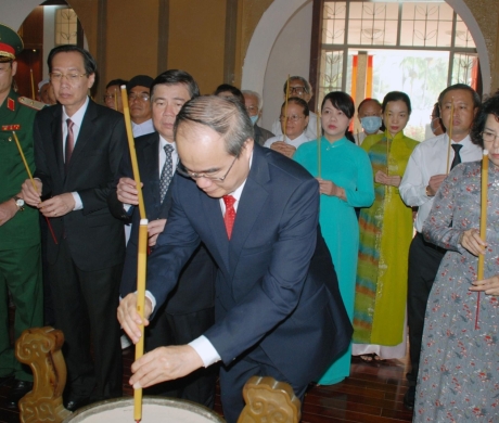 Lãnh đạo Thành phố Hồ Chí Minh dâng hương Chủ tịch Tôn Đức Thắng