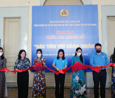 Khai mạc triển lãm ảnh chuyên đề "Bác Tôn với công nhân"