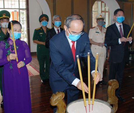 Lãnh đạo Thành phố Hồ Chí Minh dâng hương Chủ tịch Tôn Đức Thắng sáng ngày 29/4/2020