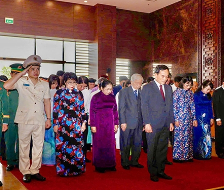 LÃNH ĐẠO THÀNH PHỐ HỒ CHÍ MINH DÂNG HƯƠNG CHỦ TỊCH TÔN ĐỨC THẮNG NHÂN KỶ NIỆM 80 NĂM NGÀY QUỐC KHÁNH NƯỚC CỘNG HÒA XÃ HỘI CHỦ NGHĨA VIỆT NAM
